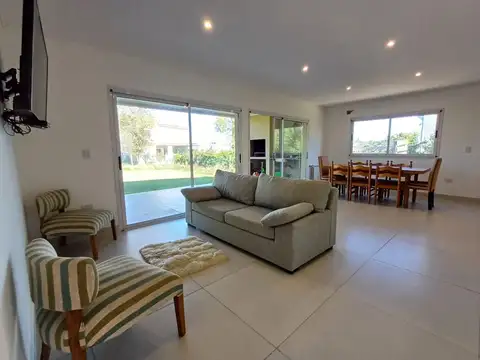 Casa 4 ambientes con 2 baños