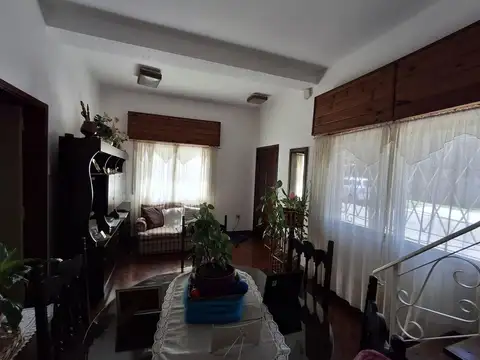 Casa 6 ambientes con 3 baños
