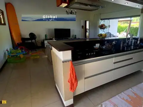 Casa 6 ambientes con 2 baños