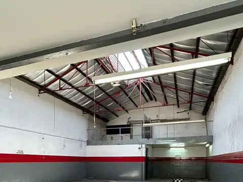 Local comercial + oficina + amplio galpón con entrada vehicular. Mariano Pelliza 1635, Olivos.