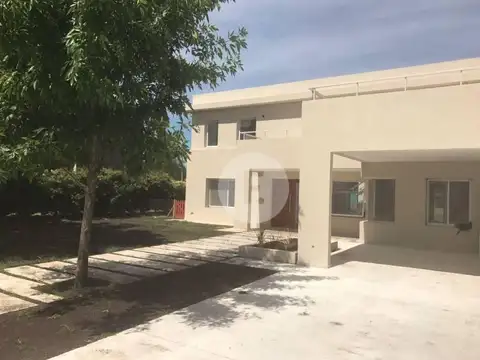 Casa 5 ambientes con 4 baños