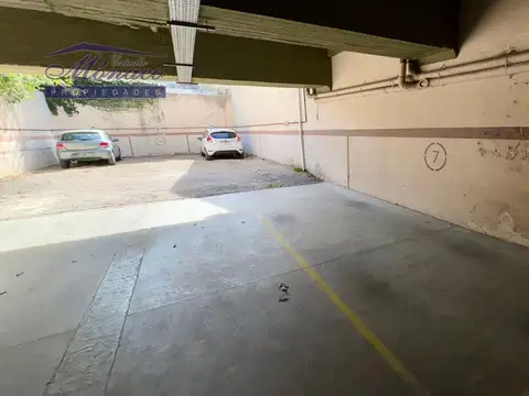 Cochera cubierta, amplia y de fácil acceso.