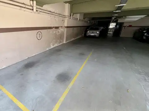 Cochera cubierta, amplia y de fácil acceso.