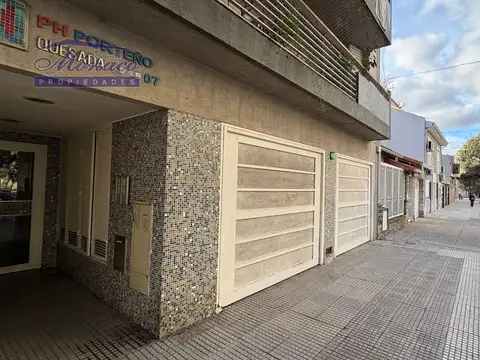 Cochera cubierta, amplia y de fácil acceso.