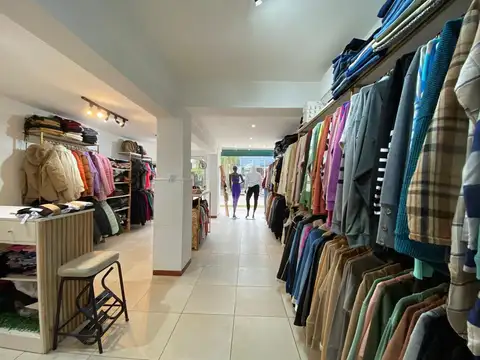 Local con vidriera de 37 m2 en venta en Funes