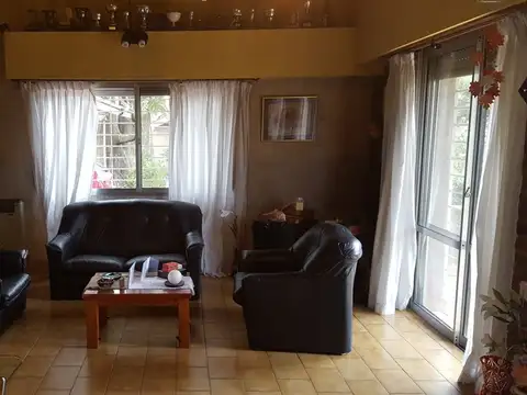 Casa 6 ambientes con 4 baños