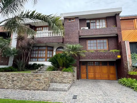 CASA EN VENTA 4 AMB BARRIO PARQUE BERNAL  PISCINA