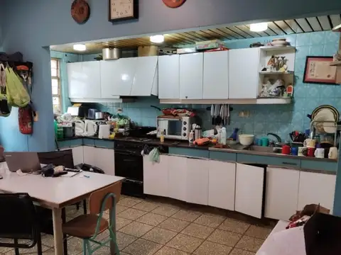 Galpón con casa al contrafrente y departamento en PA