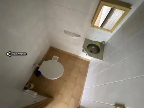 Local en Esquina en Venta . Cortina metálica. Aire . Rejas