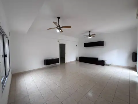 CASA 2 DORMITORIOS , JARDIN Y PILETA- SAN LORENZO