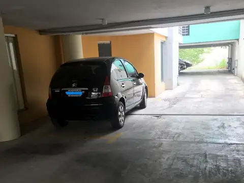 COCHERA CUBIERTA - Portón de acceso automático - VILLA URQUIZA-