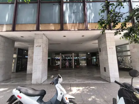 COCHERAS  DOS CASEROS SOBRE AV. URQUIZA P/ 3 AUTOS