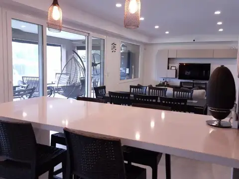 Casa en Venta con 4 cocheras