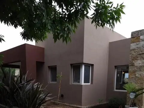 Impecable Casa en barrio cerrado Haras San Pablo, Sobre lote interno.