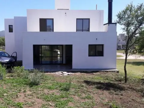 Casa 4 ambientes con 4 baños