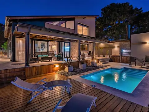 Casa con piscina en barrio priv. Barrancas de San Benito