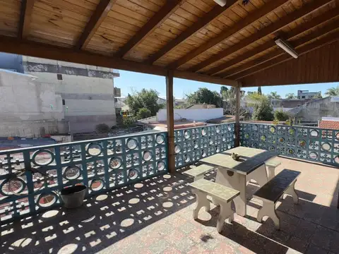 CASA 4 AMBIENTES CON LOCALES COMERCIALES EN VENTA