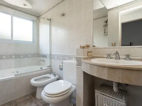 Venta Casa cinco ambientes  en  Club de Campo La Martona Cañuelas. Totalmente amueblada