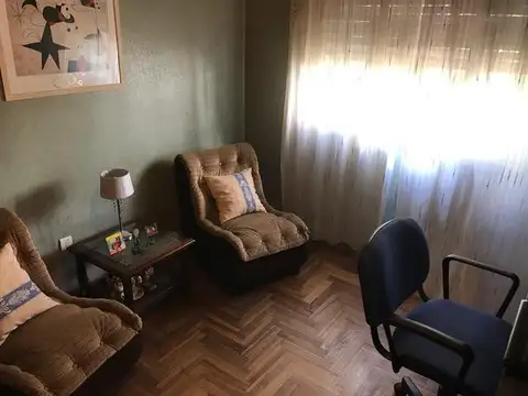 CASA DE 3 AMBIENTES CON GARAGE Y JARDIN + DEPARTAMENTO DE DOS AMBIENTES