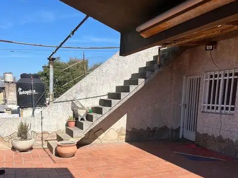 Casa en alquiler, dos dormitorios, planta alta, patio, terraza, parrillero, barrio bella vista.