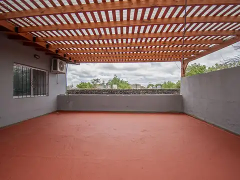 VENTA   6 AMBIENTES COMODOS BIEN DISTRIBUIDOS  PERMUTA Y/O FINANCIA MORON  APTO CREDITO