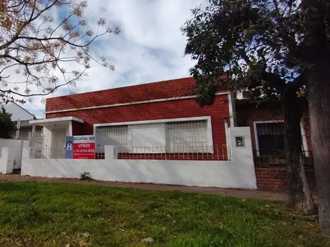 NUEVO VALOR   A RECICLAR . Casa en Villa Club con parque