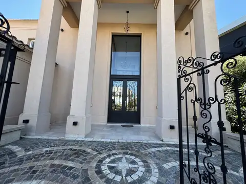 Casa en Alquiler con 2 cocheras