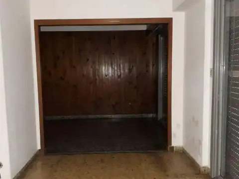 frente liceo militar  ubicado en la calle Jujuy 3761 entre  san Lorenzo y  córdoba ( escucha oferta)