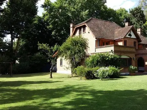 Casa en Venta con 2 cocheras