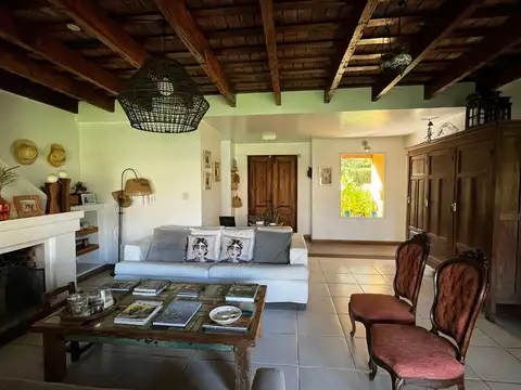 Casa en Venta con 3 cocheras