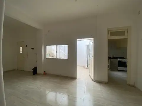 Departamento tipo casa, 3 amb, patio, lavadero, terraza c/habitacion y parrilla. Disponible mediados Febrero 
