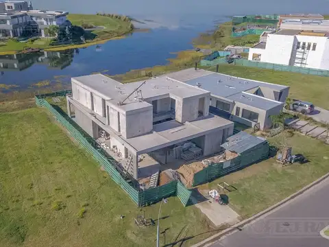 Casa en Venta con 3 cocheras