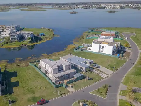 Casa 5 ambientes con 3 baños