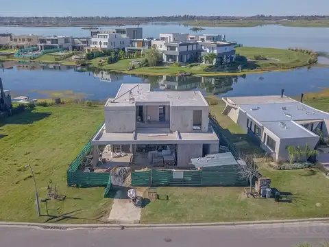 Casa a estrenar sobre el lago en el Barrio Costas, Puertos / Escobar