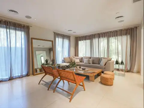 Casa en Venta con 3 cocheras