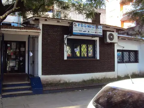 A una cuadra de la Plaza de Morón.