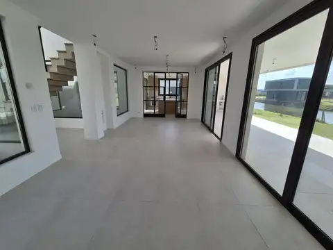 Casa en Venta con 3 cocheras