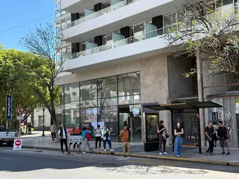 Local en alquiler en Villa Urquiza de  3 plantas, 359 m2.