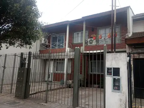 Amplio Duplex en venta en Villa Adelina de 4 ambientes en Excelente Barrio
