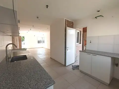 Casa 4 ambientes con 2 baños