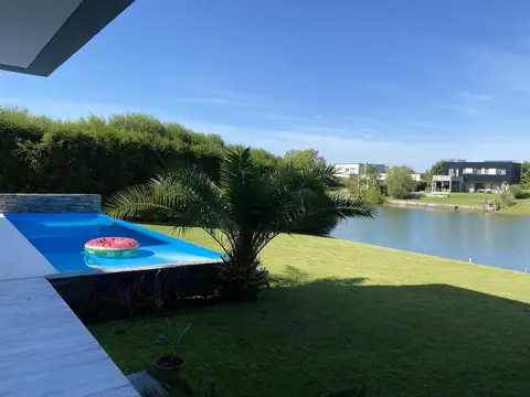Casa moderna a la laguna en San Matías 5 ambientes pileta y vista abierta