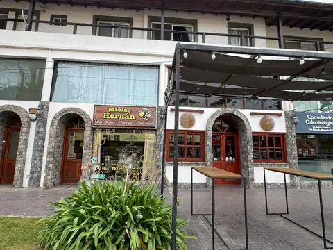 Av. Bs As  e/ Alam. 208 y calle 302