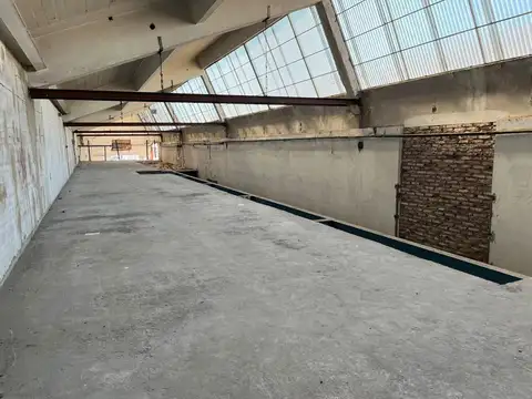 Depósito de 425 m2 cubiertos en Florida