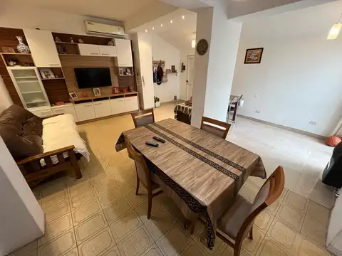 Casa dos dormitorios, patio y jardín