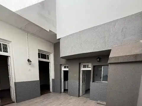 Oficina comercial, dos habitaciones, baño, cocina, patio descubierto, muy luminoso