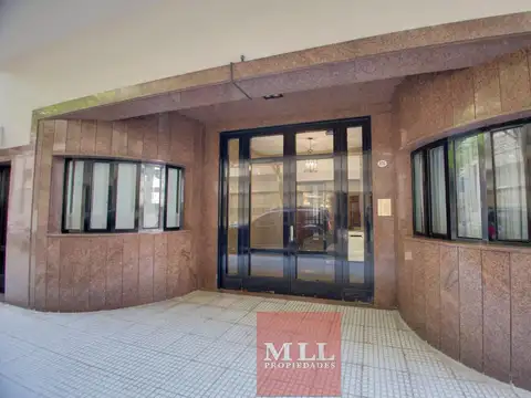 Oficina 8 ambientes con 2 baños