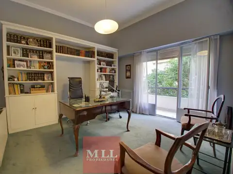 Sargento Cabral y Suipacha. Edificio de categoría. Piso de 234 m2.