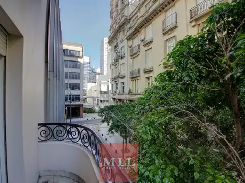 Sargento Cabral y Suipacha. Edificio de categoría. Piso de 234 m2.