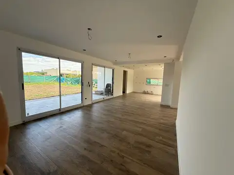 Casa 4 ambientes con 2 baños