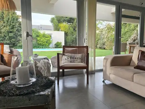 Casa 5 ambientes con 4 baños